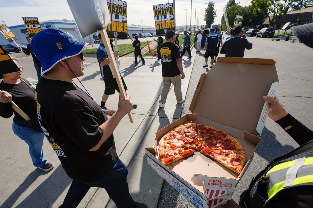 Teamsters distribute hot pizza to striking Amazon workers outside an Amazon Fulfillment Centre, in City of Industry, California. Photo: AP