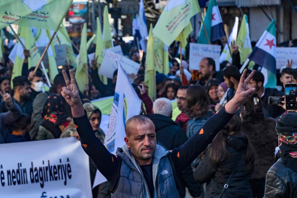 A Syrian Kurd flashes the V for victory sign during a demonstration in support of the US-backed, Kurdish-led Syrian Democratic Forces in the northeastern city of Qamishli. Photo: AFP