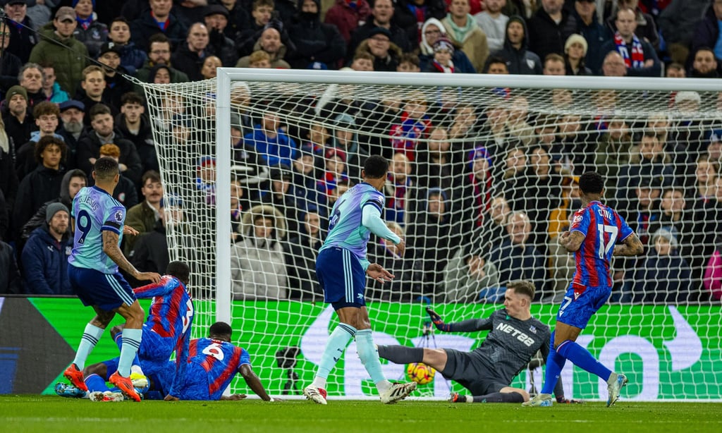 Gabriel Jesus (left) scores Arsenal’s first goal against Crystal Palace at Selhurst Park on Saturday. Photo: Xinhua