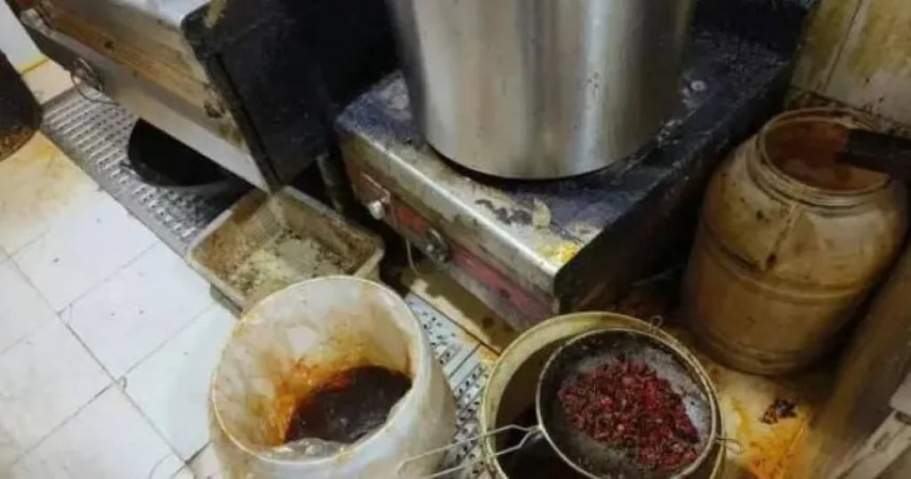 Oil from dishes already eaten by customers is blended with new oil and served up again. Photo: Weibo Oil from dishes already eaten by customers is blended with new oil and served up again. Photo: Weibo