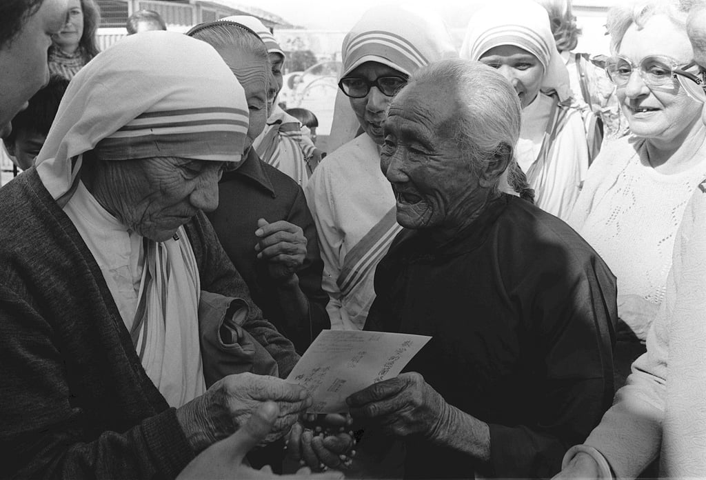 Mother Teresa visits the Shun Lei Tsuen Helping Hand Centre for the elderly. Photo: SCMP Archives