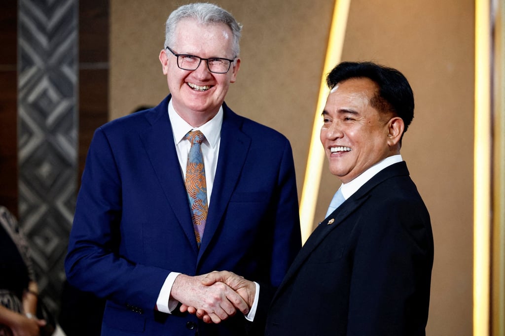 Indonesia’s Chief Minister for Law and Human Rights, Yusril Ihza Mahendra, shakes hands with Australia’s Minister for Home Affairs, Tony Burke, in Jakarta on December 3. Photo: Reuters
