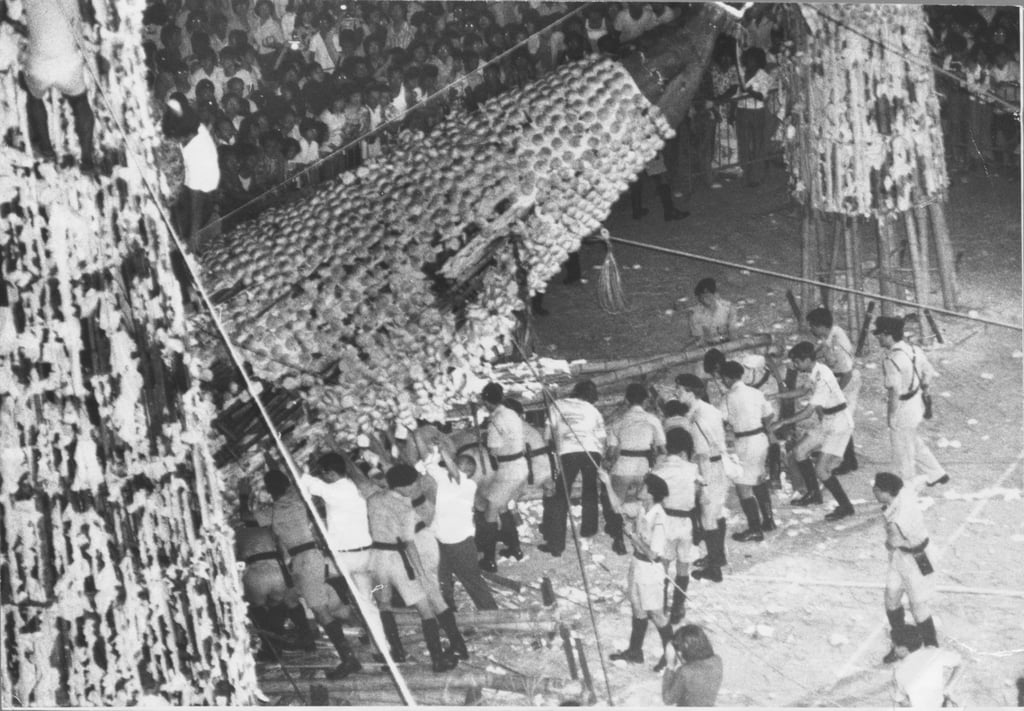 A bun tower fell and hurt more than 100 people at the Cheung Chau Bun Festival in May 1978, ending the annual tradition for 27 years. Photo: SCMP