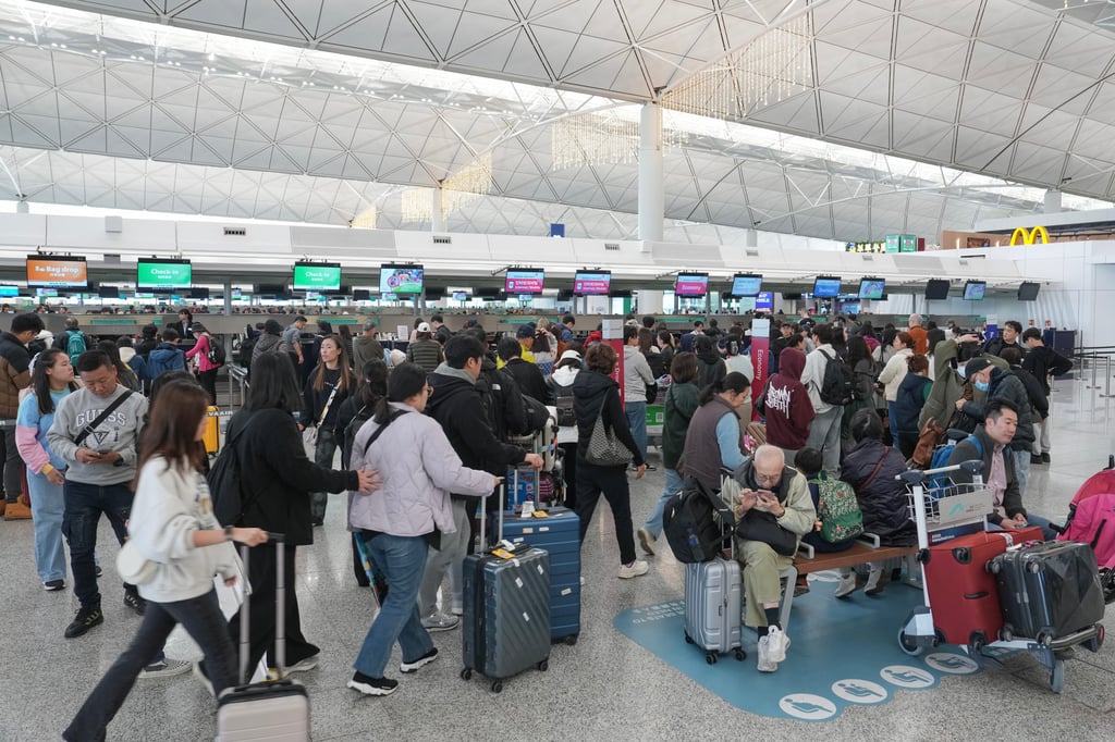 Travellers queue to check in at Hong Kong International Airport. Photo: Elson Li