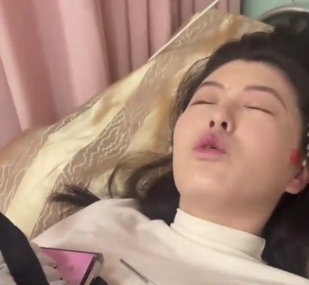Despite the pain of contractions, the expectant mother continued to apply her make-up. Photo: Douyin Despite the pain of contractions, the expectant mother continued to apply her make-up. Photo: Douyin