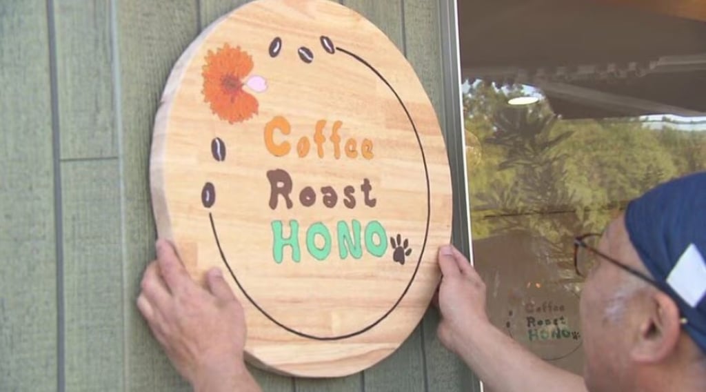 Koji Eguchi proudly puts up the sign for the cafe which he built to honour his late daughter. Photo: fnn.jp Koji Eguchi proudly puts up the sign for the cafe which he built to honour his late daughter. Photo: fnn.jp