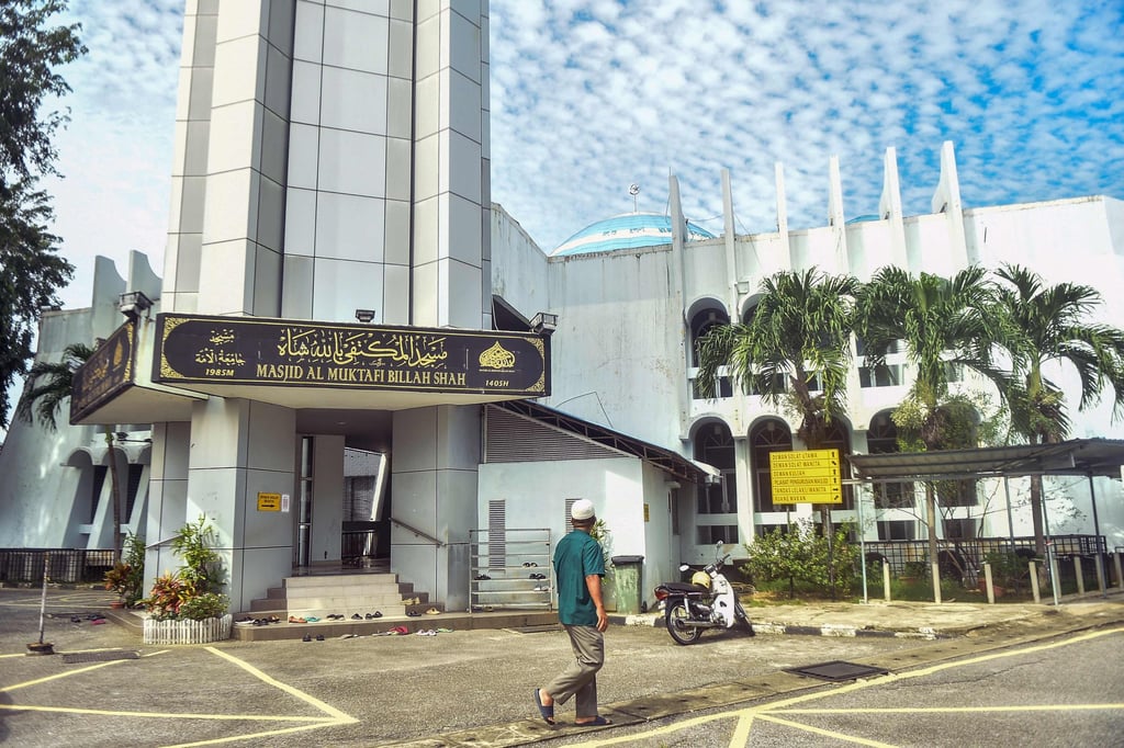 A man walks past Masjid Al-Muktafi Billah Shah mosque in Kuala Terengganu on December 27. Photo: AFP A man walks past Masjid Al-Muktafi Billah Shah mosque in Kuala Terengganu on December 27. Photo: AFP