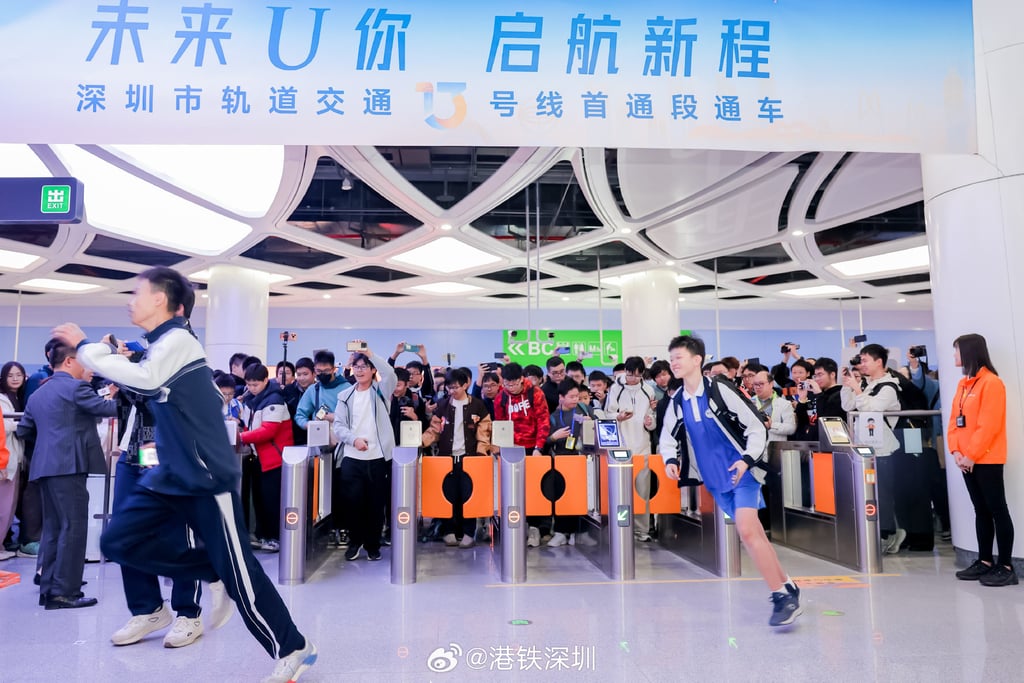 Rail fans rush to get to the trains on Saturday. Photo: Weibo/港鐵深圳 Rail fans rush to get to the trains on Saturday. Photo: Weibo/港鐵深圳