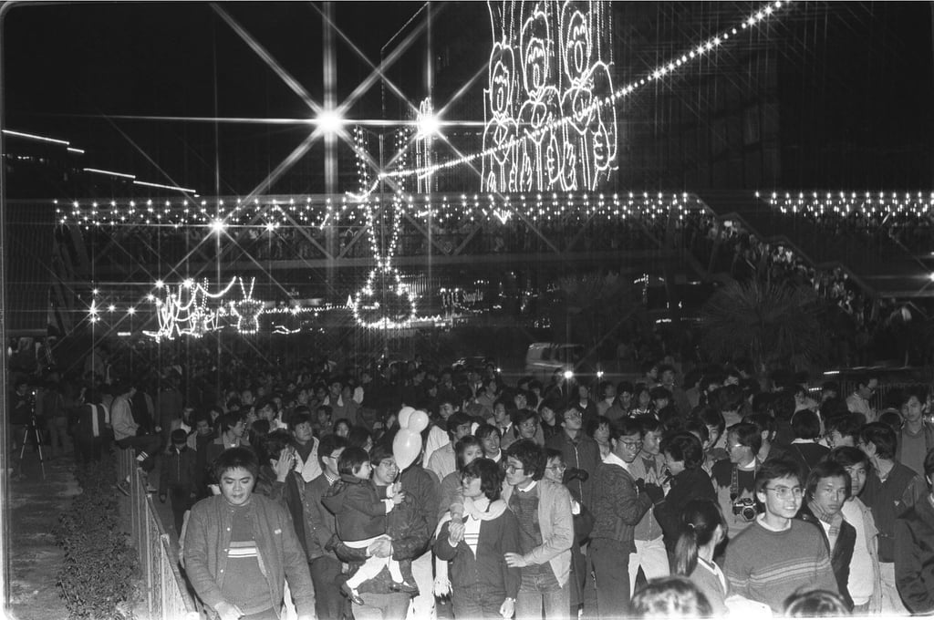 The Christmas lighting at Tsim Sha Tsui East in 1984 attracted big crowds. The Christmas lighting at Tsim Sha Tsui East in 1984 attracted big crowds.