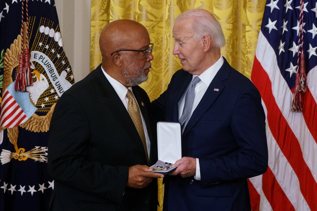 US President Joe Biden presents the Presidential Citizens Medal to Democratic congressman Bennie Thompson. Photo: EPA-EFE US President Joe Biden presents the Presidential Citizens Medal to Democratic congressman Bennie Thompson. Photo: EPA-EFE