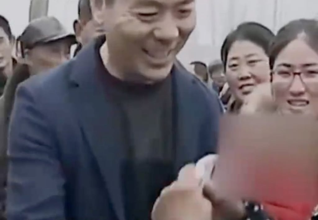 Billionaire Richard Liu Qiangdong hand out cash to villagers in his hometown. Photo: Baidu Billionaire Richard Liu Qiangdong hand out cash to villagers in his hometown. Photo: Baidu