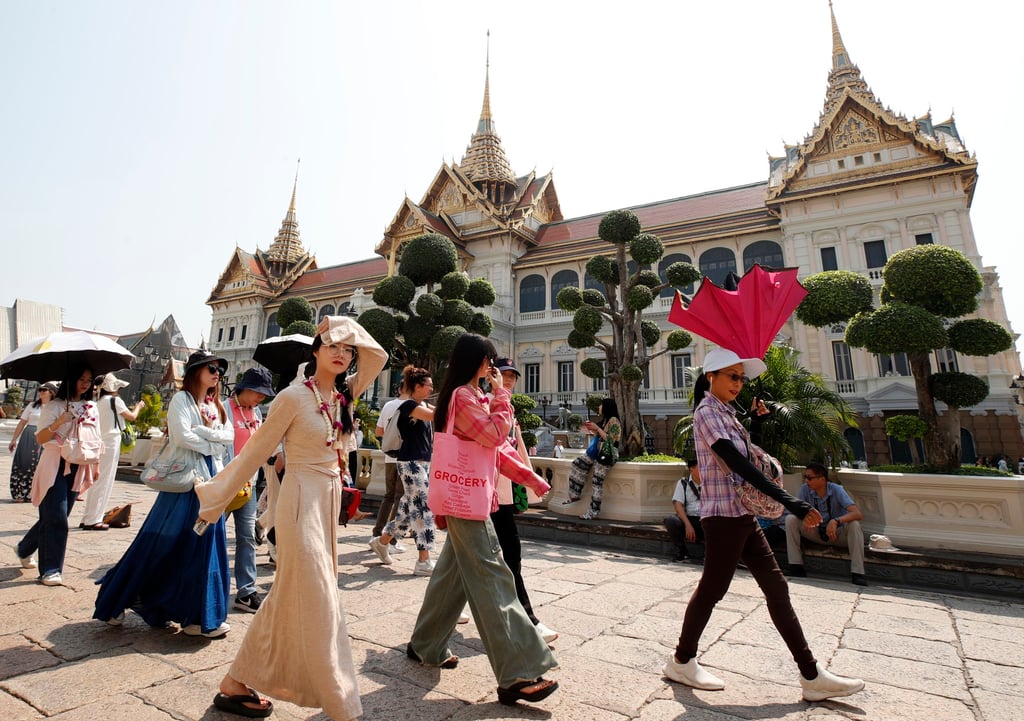 A Thai guide leads Chinese tourists tour at the Grand Palace in Bangkok, Thailand, in January 2024. Photo: EPA-EFE A Thai guide leads Chinese tourists tour at the Grand Palace in Bangkok, Thailand, in January 2024. Photo: EPA-EFE