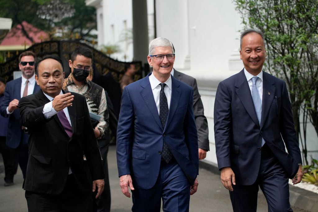 Apple CEO Tim Cook, centre, walks with Indonesia’s Minister of industry Agus Gumiwang Kartasasmita, right, and Minister of Communication and Information Technology Budi Arie Setiadi, left, in Jakarta, Indonesia, on April 17, 2024. Photo: AP Apple CEO Tim Cook, centre, walks with Indonesia’s Minister of industry Agus Gumiwang Kartasasmita, right, and Minister of Communication and Information Technology Budi Arie Setiadi, left, in Jakarta, Indonesia, on April 17, 2024. Photo: AP