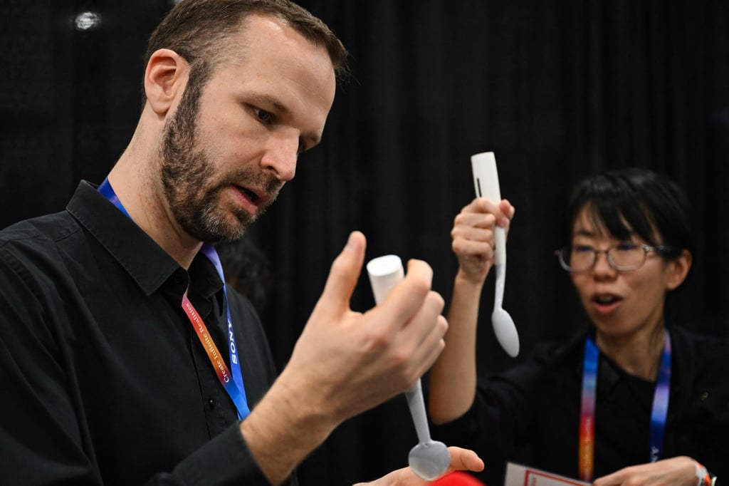 このスプーンは微弱な電流を利用して食品中のナトリウムイオン分子を濃縮し、塩味を強めます。写真：AFP