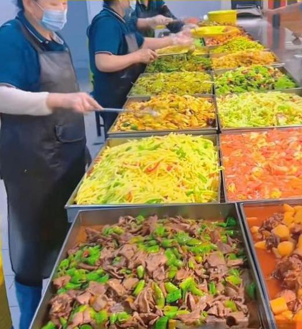 The “pretend” office space service also includes lunch for US$4. Photo: news.china.com The “pretend” office space service also includes lunch for US$4. Photo: news.china.com