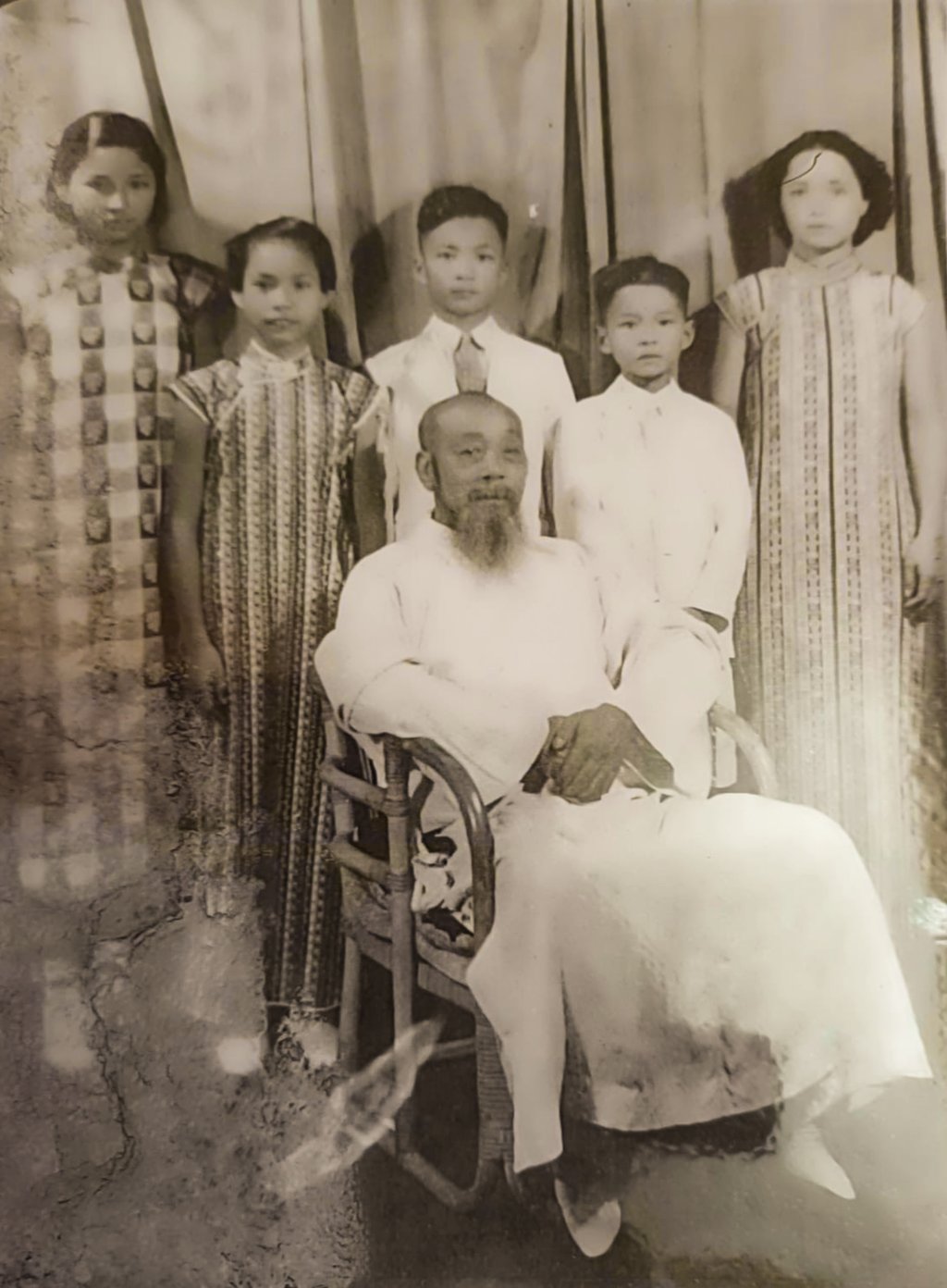 Hui Yin-kan (back row, centre) with some of his siblings. Photo: Courtesy of Hui Yin-kan Hui Yin-kan (back row, centre) with some of his siblings. Photo: Courtesy of Hui Yin-kan