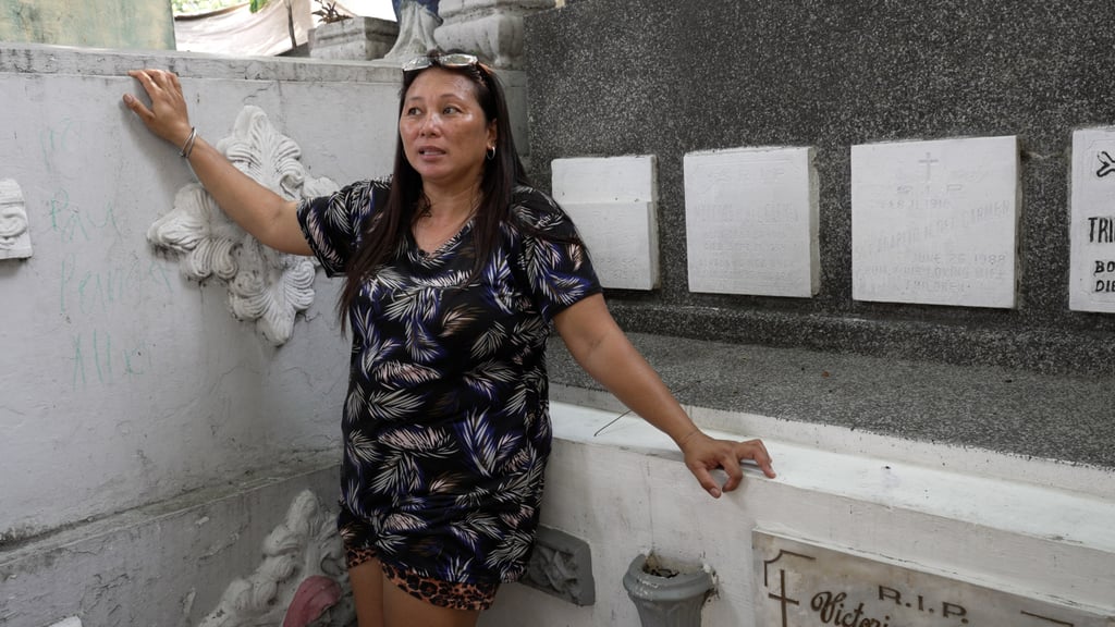 Jocelyn De Los Santos poses in front of graves outside her home in Manila North Cemetery. Photo: Jayson Albano Jocelyn De Los Santos poses in front of graves outside her home in Manila North Cemetery. Photo: Jayson Albano
