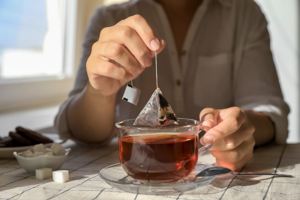 Tea bags infuse millions of microplastic particles into tea that then make their way into our intestines and deep into our cells, a new study has found. Photo: Shutterstock Tea bags infuse millions of microplastic particles into tea that then make their way into our intestines and deep into our cells, a new study has found. Photo: Shutterstock