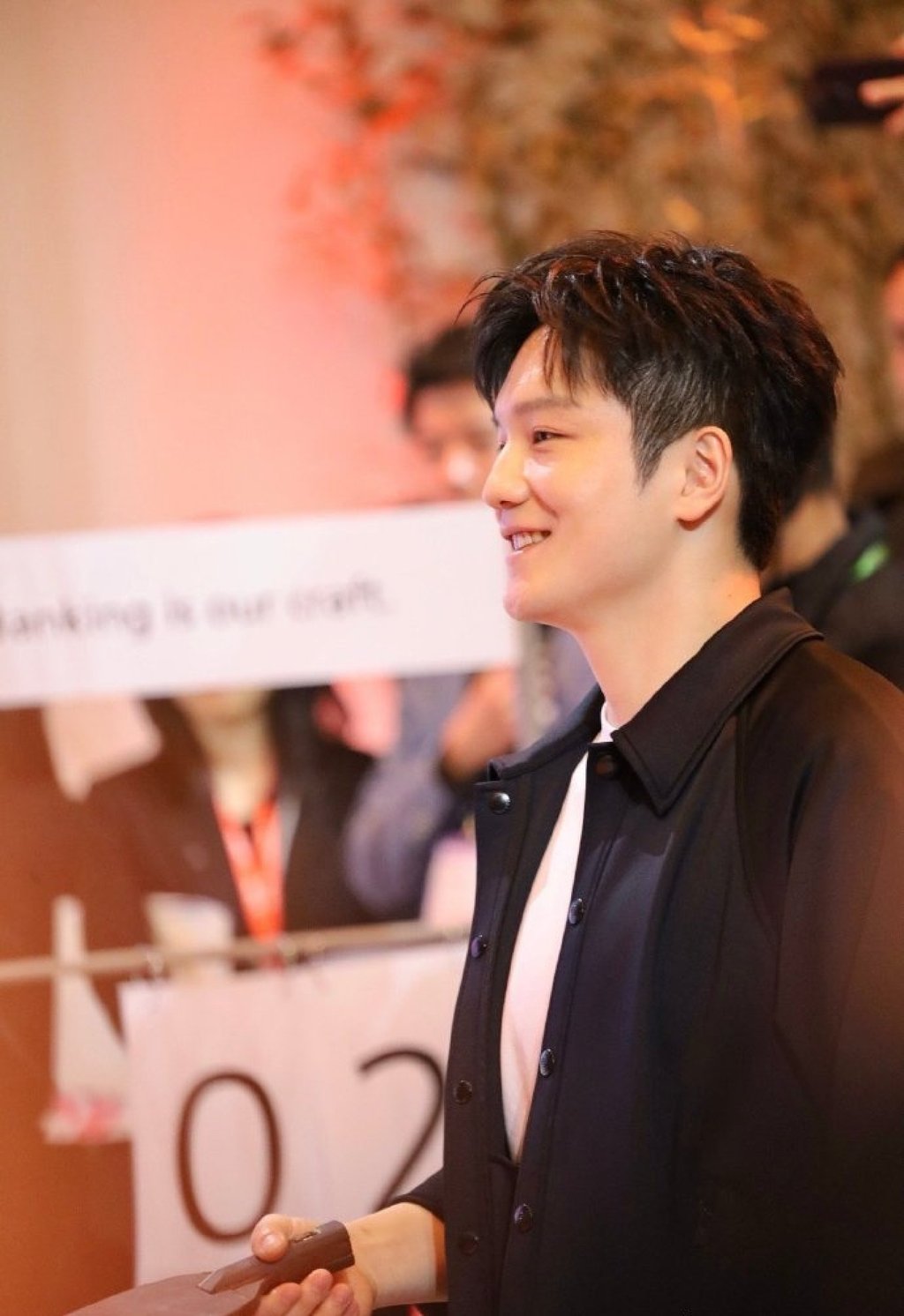 Fan Zhendong holds a table tennis bat made of chocolate during the event in Shanghai. Photo: Weibo Fan Zhendong holds a table tennis bat made of chocolate during the event in Shanghai. Photo: Weibo