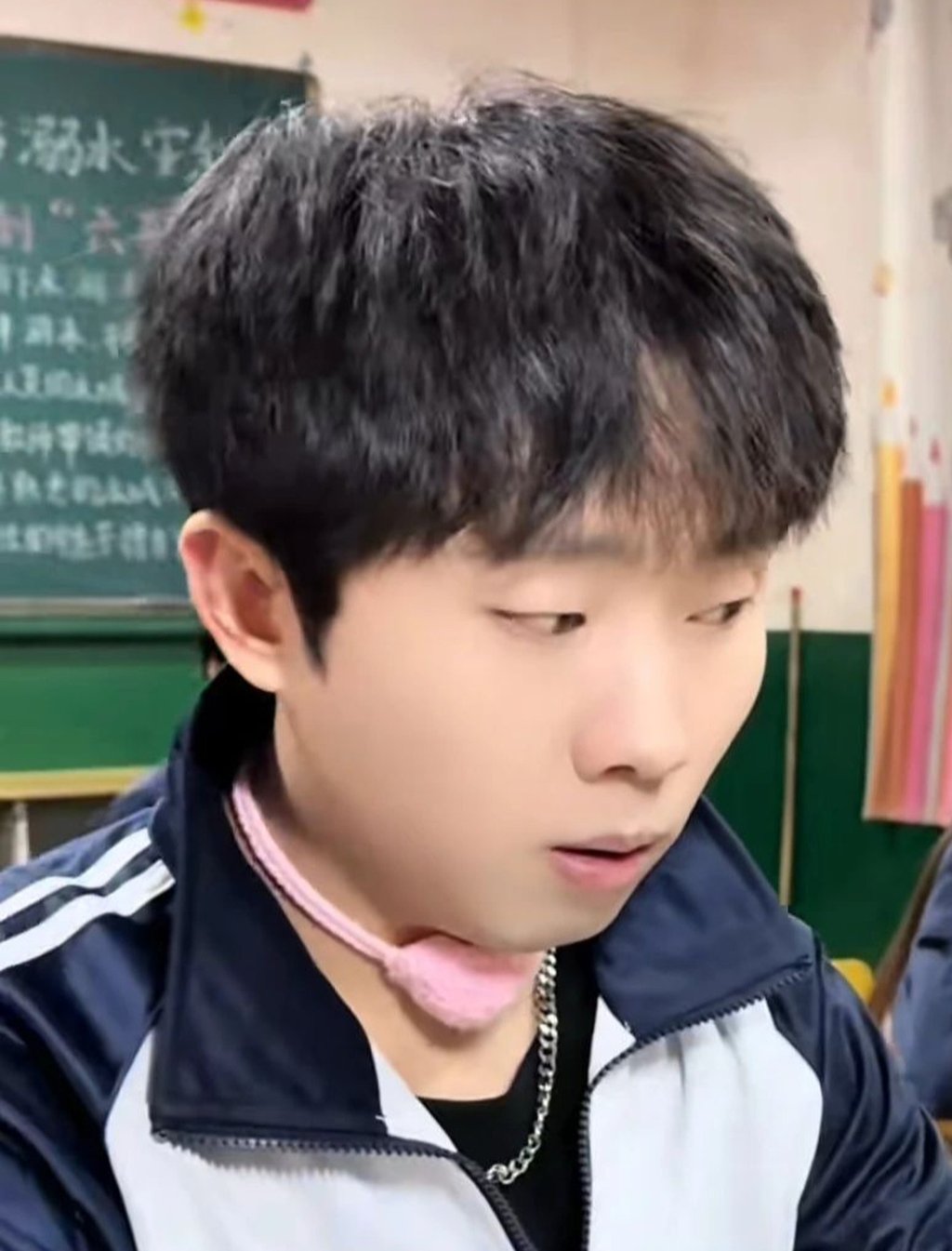 The Adam’s apple chokers come made of different materials and in different colours. Photo: qq.com