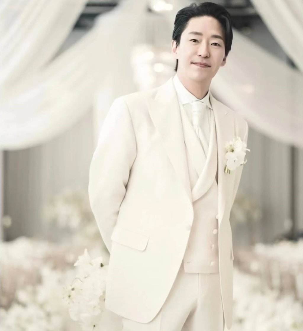 A photograph of himself in wedding attire that South Korean actor Um Ki-joon (The Apprentice) posted online to accompany his announcement of his marriage. Photo: Instagram/noticiero-de-doramas