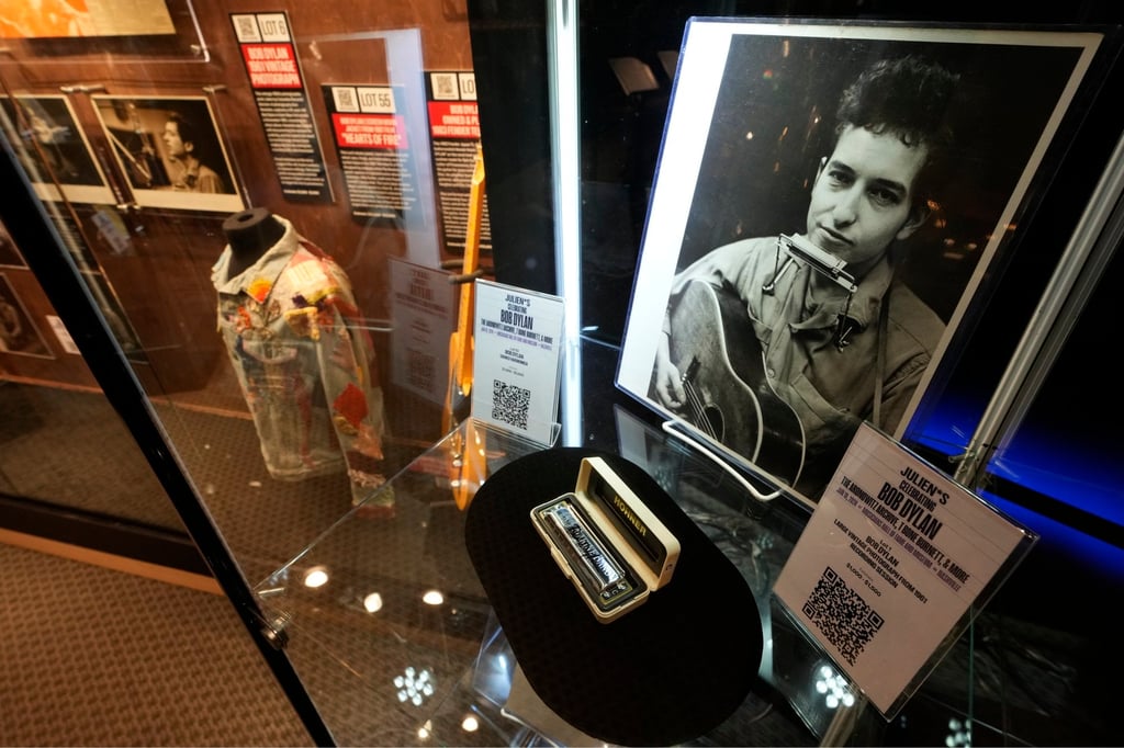 Items relating to singer-songwriter Bob Dylan shown on display in Nashville, Tennessee, on January 15 before going on sale in an auction. Photo: EPA-EFE Items relating to singer-songwriter Bob Dylan shown on display in Nashville, Tennessee, on January 15 before going on sale in an auction. Photo: EPA-EFE