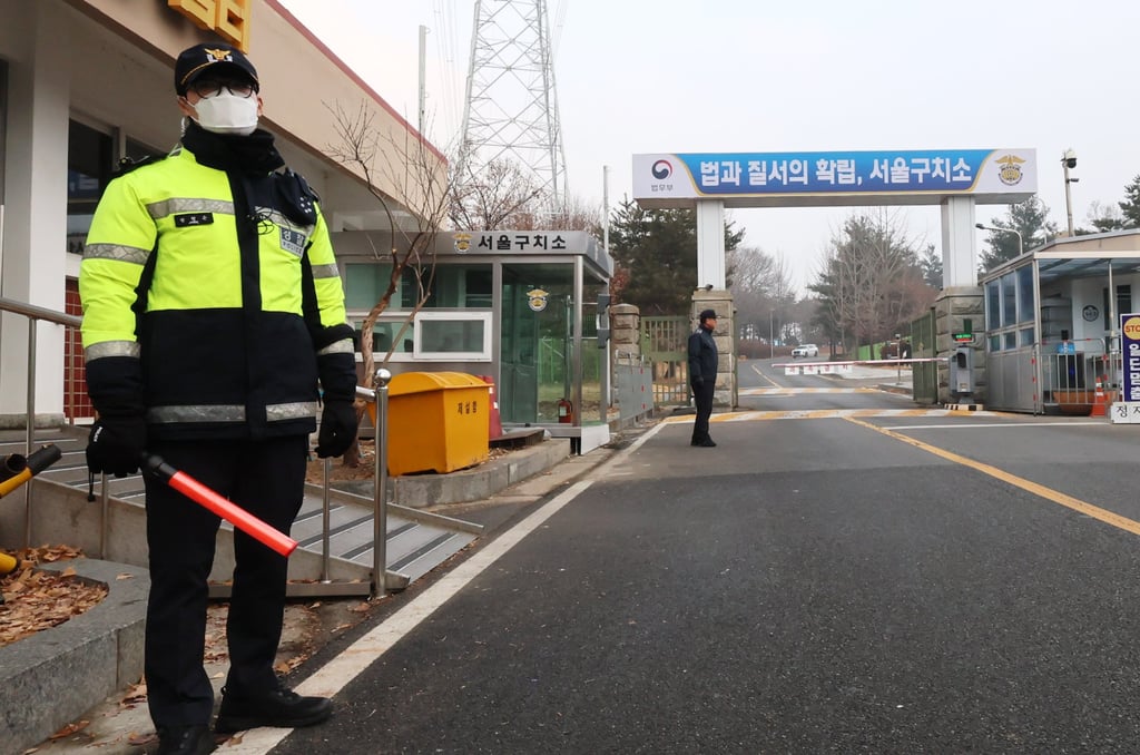 Police officers stand guard in front of the Seoul Detention Centre in Uiwang, where Yoon was assigned to a standard room for regular inmates. Photo: EPA-EFE Police officers stand guard in front of the Seoul Detention Centre in Uiwang, where Yoon was assigned to a standard room for regular inmates. Photo: EPA-EFE