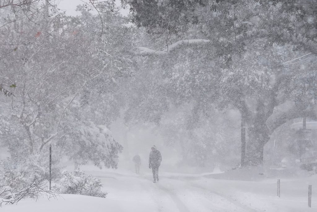 People walk as snow falls in New Orleans on Tuesday, Photo: AP People walk as snow falls in New Orleans on Tuesday, Photo: AP