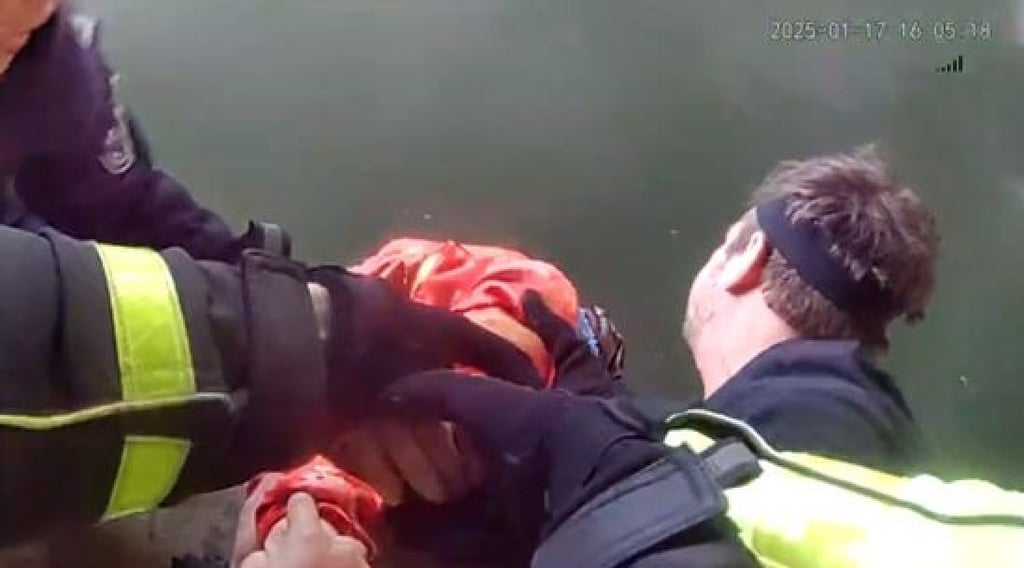 Horace Beacham held onto the woman until police arrived to help him complete the rescue. Photo: Douyin