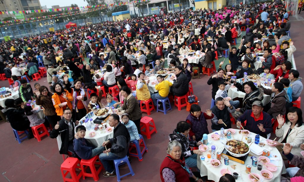 In 2012, Lions Club International broke the Hong Kong record of hosting the largest poon choi meal, with 600 tables for more than 7,000 people in Yuen Long, Hong Kong. Photo: Felix Wong
