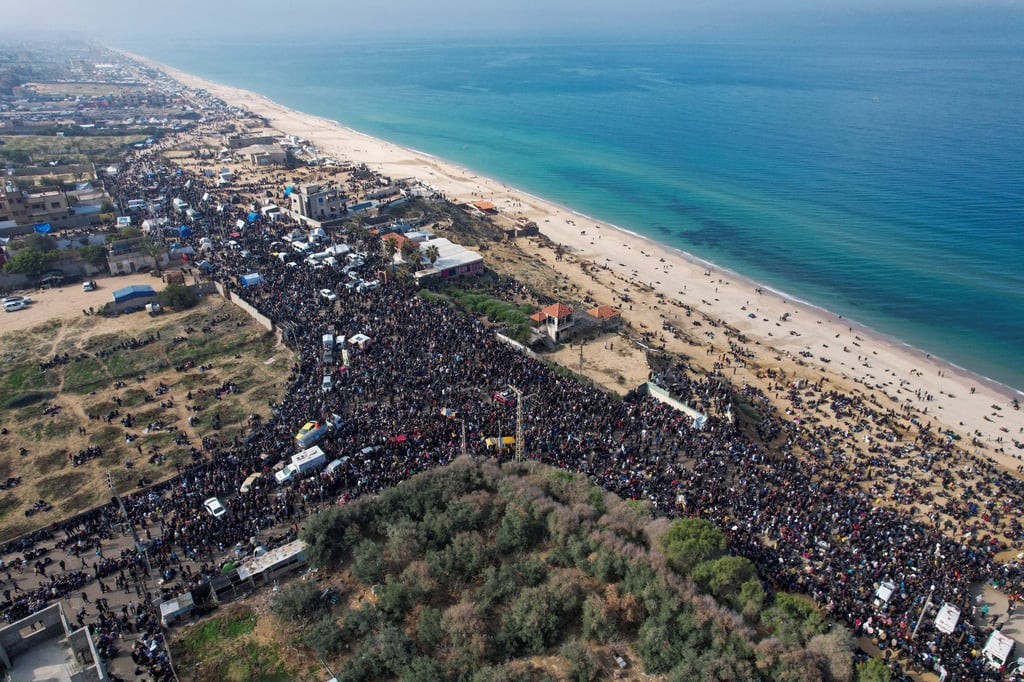 A drone view shows Palestinians waiting to be allowed to return to their homes in northern Gaza. Photo: Reuters