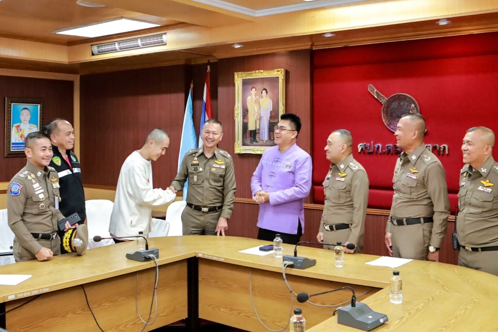 Wang Xing shakes hands with a Thai police officer after his rescue. Photo: Reuters Wang Xing shakes hands with a Thai police officer after his rescue. Photo: Reuters