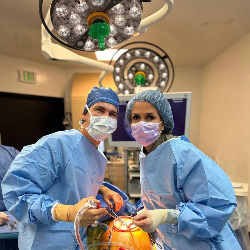 Dr Thais Aliabadi (right) performs laparoscopic surgery. Photo: @drthaisaliabadi/Instagram Dr Thais Aliabadi (right) performs laparoscopic surgery. Photo: @drthaisaliabadi/Instagram