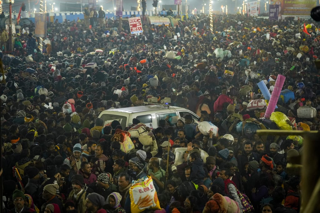 The ambulance gathered in the middle of the Hindu believer's crowd between the Maha Kumb Festival, which was held on Wednesday in Prahaguraj, Uttar Pradesh. Photo: AP