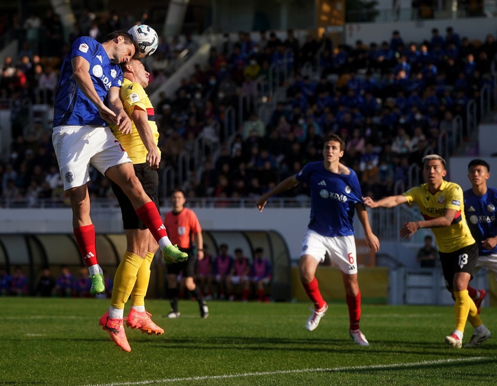 Eastern’s Marcos Gondra (in blue) leaps with Lee Man’s Mitchel Paulissen. Photo: Elson Li Eastern’s Marcos Gondra (in blue) leaps with Lee Man’s Mitchel Paulissen. Photo: Elson Li