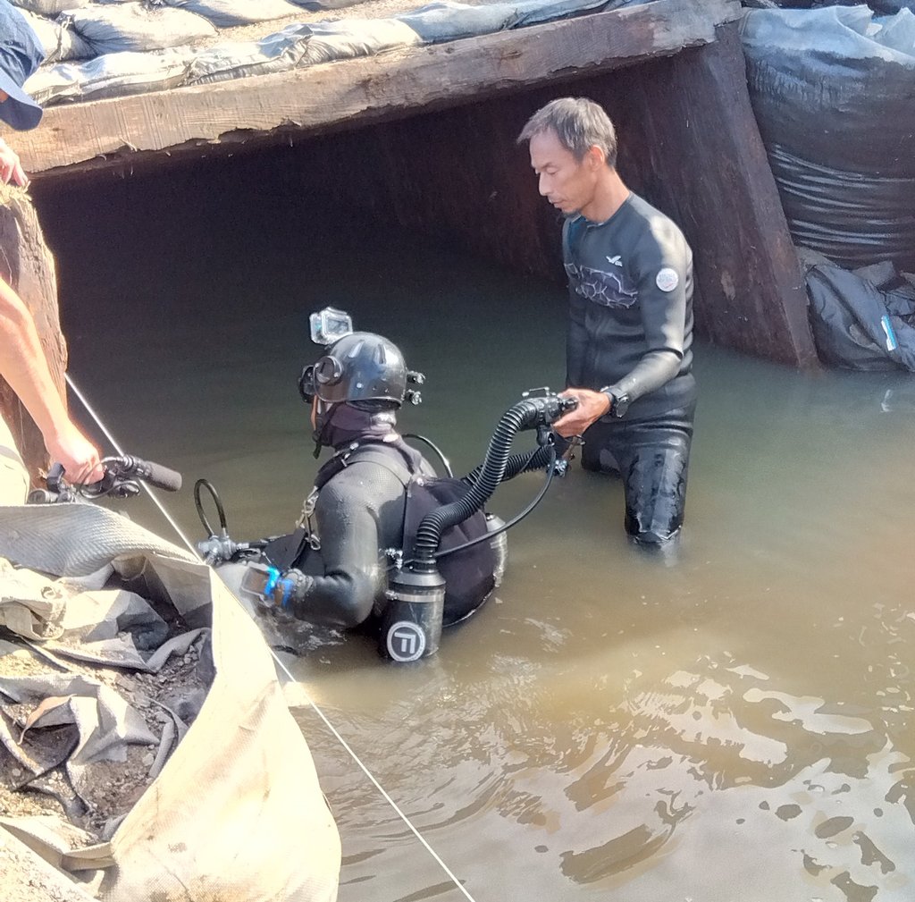 Cave diver Yoshitaka Isaji about to start his first exploration of the mine. Photo: Association to Engrave the Flooding Disaster of Chosei Coal Mine into History Cave diver Yoshitaka Isaji about to start his first exploration of the mine. Photo: Association to Engrave the Flooding Disaster of Chosei Coal Mine into History