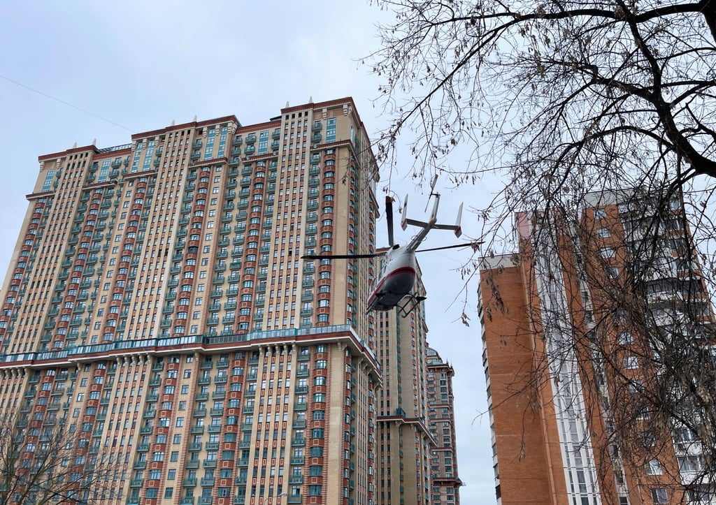 A rescue helicopter flies near the site of a blast in a residential building in Moscow that targeted a pro-Russian paramilitary leader from eastern Ukraine, state TASS news agency reported. Photo: Reuters