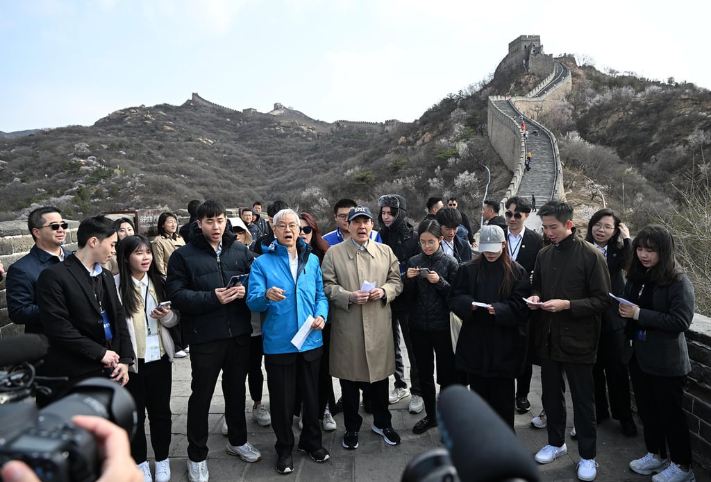 Ma Ying-jeou (centre, in cap) sings “The Great Wall Ballad”, a patriotic song from 1937, with a group of Taiwanese students at Badaling in April. Photo: Xinhua Ma Ying-jeou (centre, in cap) sings “The Great Wall Ballad”, a patriotic song from 1937, with a group of Taiwanese students at Badaling in April. Photo: Xinhua