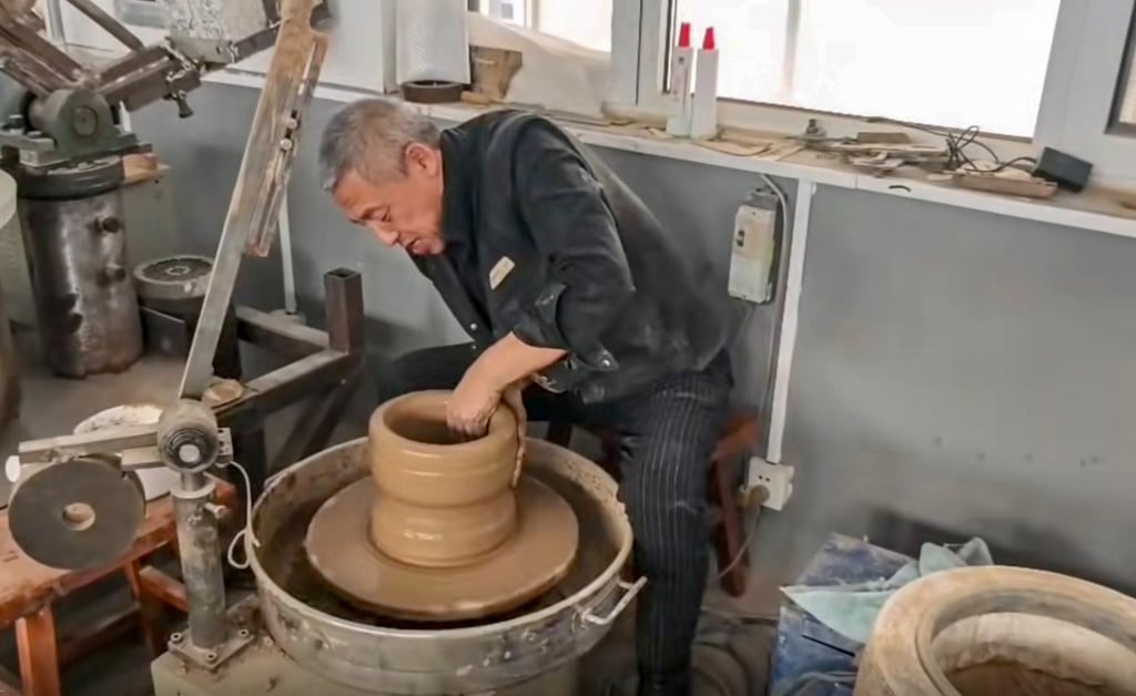 Piao Shutang works on his potter’s wheel, an art he has perfected over three decades. Photo: Douyin Piao Shutang works on his potter’s wheel, an art he has perfected over three decades. Photo: Douyin