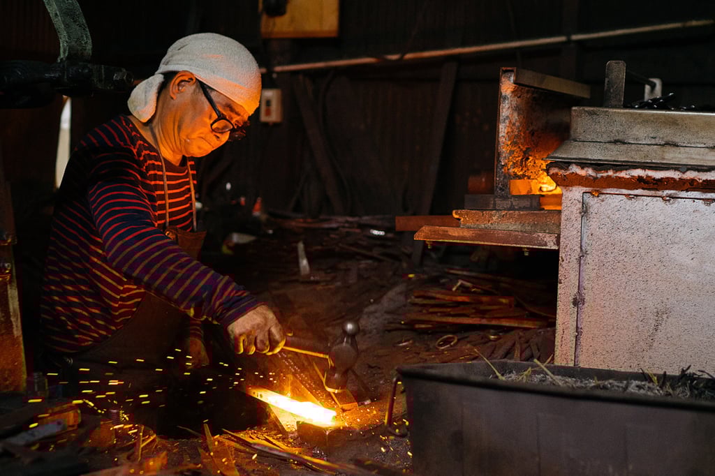 A craftsman in the process of hand forging iron and steel. Photo: Sakai Tourism and Convention Bureau