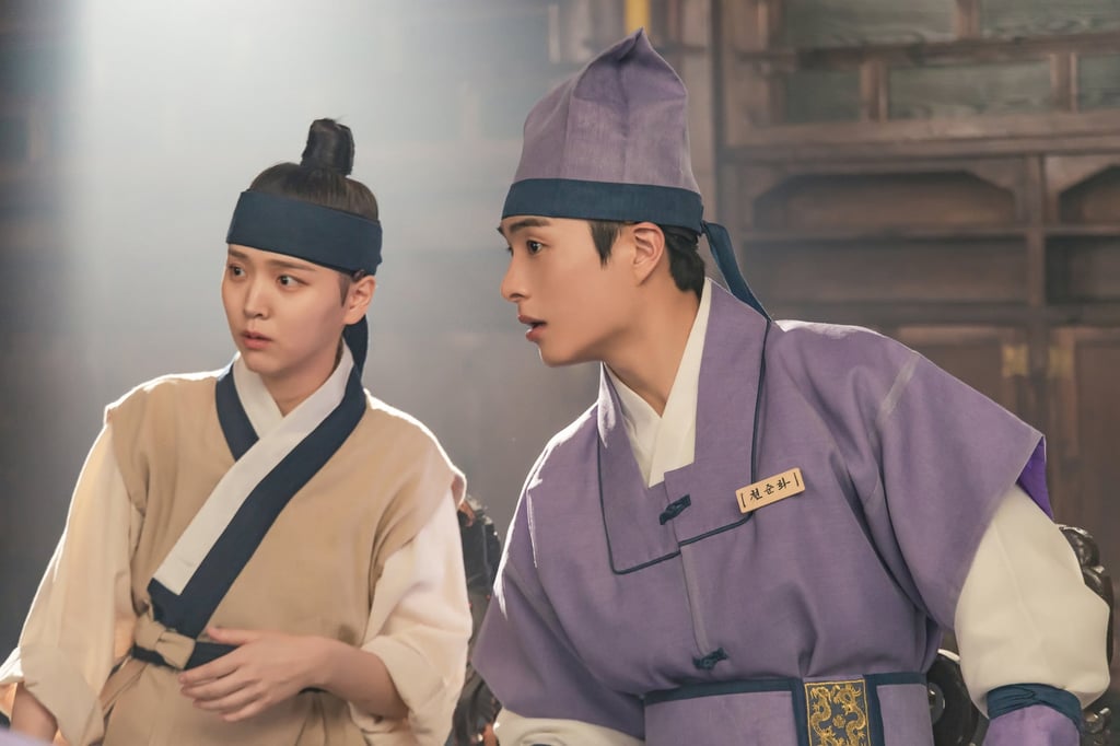 Kim Ji-eun (left) and Jung Gun-joo in a still from Check-in Hanyang. Kim Ji-eun (left) and Jung Gun-joo in a still from Check-in Hanyang.