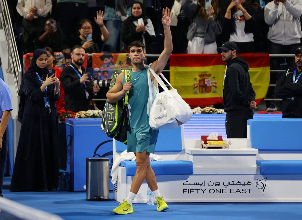 Carlos Alcaraz waves to the crowd after losing his quarter-final. Photo: Reuters Carlos Alcaraz waves to the crowd after losing his quarter-final. Photo: Reuters