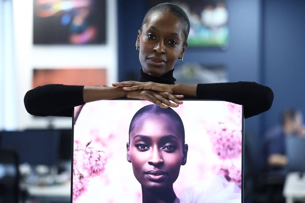 Alexsandrah Gondora poses for a photograph with her on-screen AI twin “Alex”, created by digital modelling agency The Diigitals. Photo: AFP Alexsandrah Gondora poses for a photograph with her on-screen AI twin “Alex”, created by digital modelling agency The Diigitals. Photo: AFP