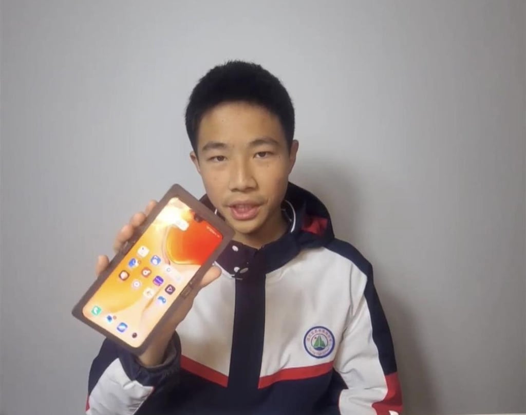 Lan Bowen proudly shows off the foldable mobile phone he made from scratch. Photo: Baidu