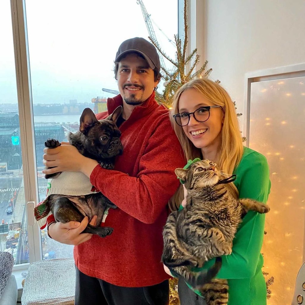 Cameron Friscia and Kat Timpf with their dog Carl and cat Cheens. Photo: @camfrish/Instagram
