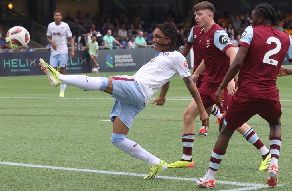 Aston Villa’s Rico Richards (left) tries to bring the ball under control during his side’s game against West Ham during the 2024 Soccer Sevens. Photo: Yik Yeung-man Aston Villa’s Rico Richards (left) tries to bring the ball under control during his side’s game against West Ham during the 2024 Soccer Sevens. Photo: Yik Yeung-man