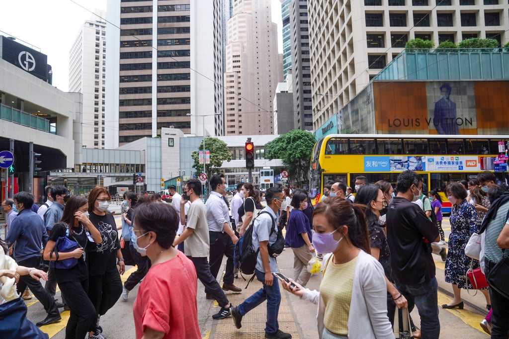 People crossing a street in Central, Hong Kong. Photo: Sam Tsang