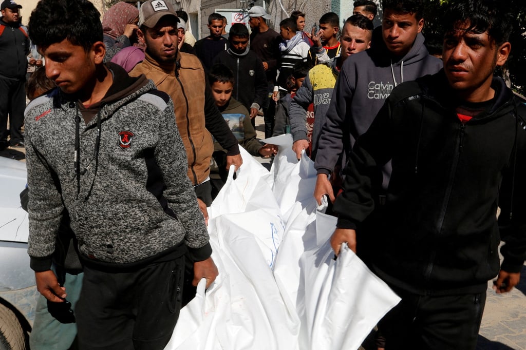 People carry the bodies of Palestinians killed in Israeli strikes, at Nasser hospital. Photo: Reuters People carry the bodies of Palestinians killed in Israeli strikes, at Nasser hospital. Photo: Reuters