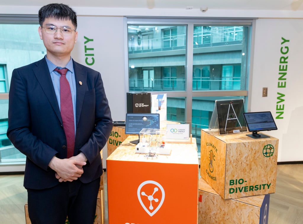 Simon Wang, CEO of Luquos Energy, with a model of the sulfur-based flow battery energy storage system.