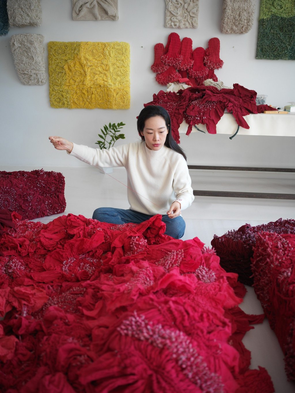 Artist Lin Fanglu working on her piece She’s Bestowed Love. Photo: The Peninsula Artist Lin Fanglu working on her piece She’s Bestowed Love. Photo: The Peninsula